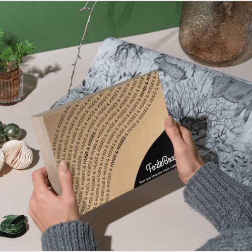 Woman holding a Fortebox